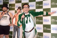 ひぐちカッターを繰り出すひぐち君（中央）。