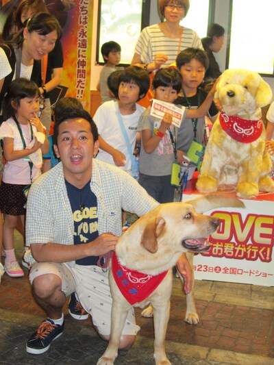 キッザニア東京で行われた「ピラメキーノ」生放送に出演した松本秀樹とまさお君。