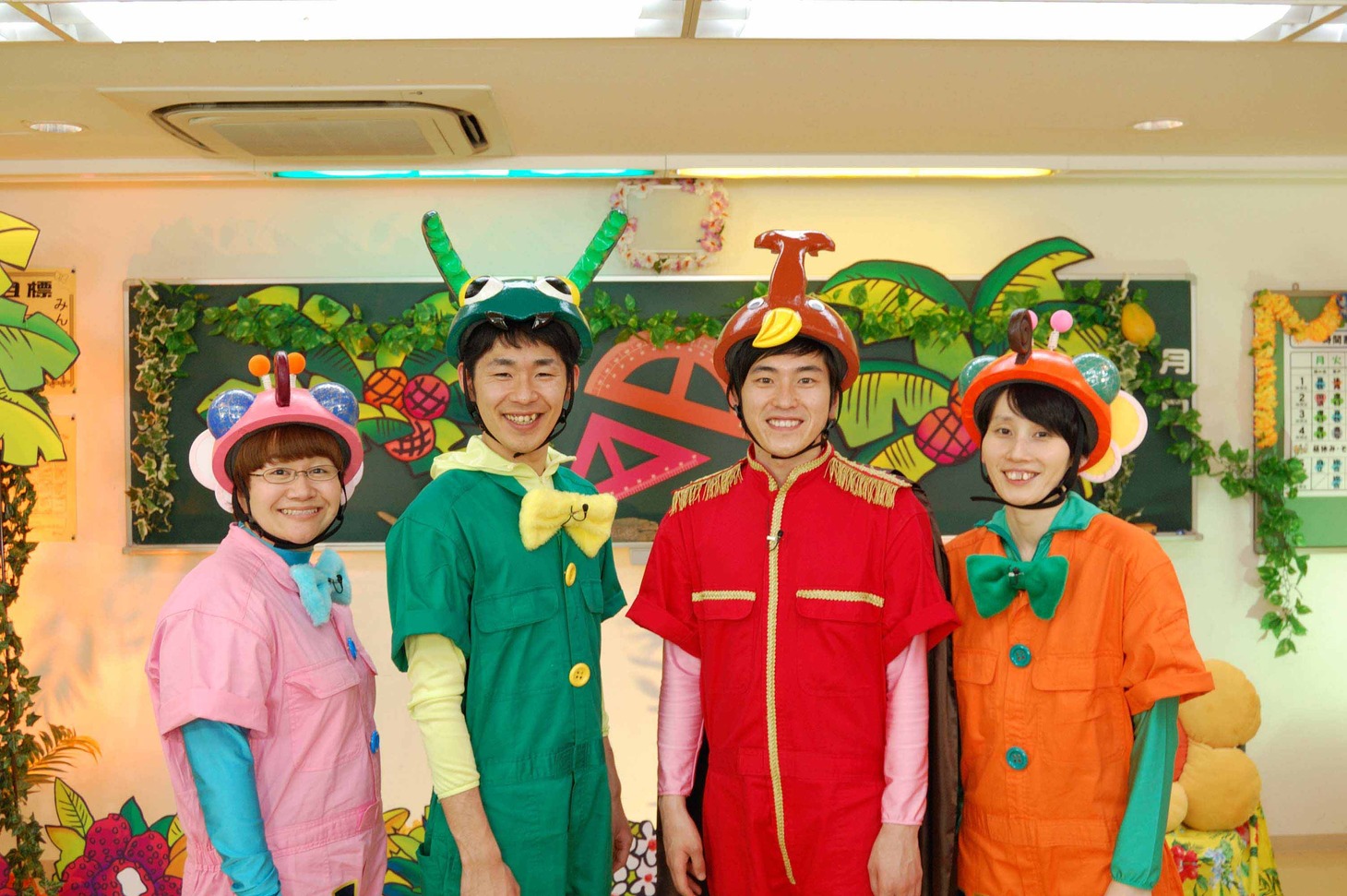 「おはスタ645」に昆虫のキャラクターで出演しているしずるとハリセンボン。