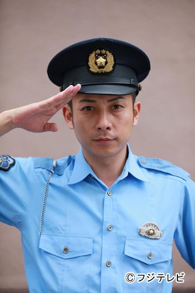 ドラマ「主に泣いてます」に警官の勅使河原耕三役で出演する我が家・坪倉。(c)フジテレビ