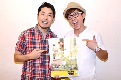 DVD「オリエンタルラジオ LIVE 2011 ～絶賛、再ブレイク中。オファーお待ちしております～」をリリースするオリエンタルラジオ。