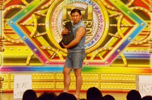 トップバッターのスギちゃん。自身のネタを「まだいけるぜぇ」「ボツだぜぇ」の2つにワイルドに仕分ける。