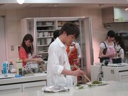 配るために取り分ける淳。