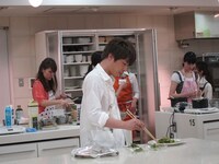 配るために取り分ける淳。