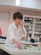 自作の料理「枝豆のペペロンチーノ」を勧める淳。