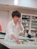 自作の料理「枝豆のペペロンチーノ」を勧める淳。