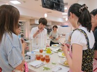 生徒たちの料理を試食する淳。