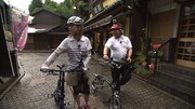 （左から）吉澤ひとみと我が家・杉山。(c)ひかりTV