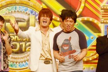 ライブでネタを披露しなかったCOWCOW・山田よし（右）。エンディングでAMEMIYA（左）とともに「冷やし田中邦衛はじめました」の即興コラボを展開した。