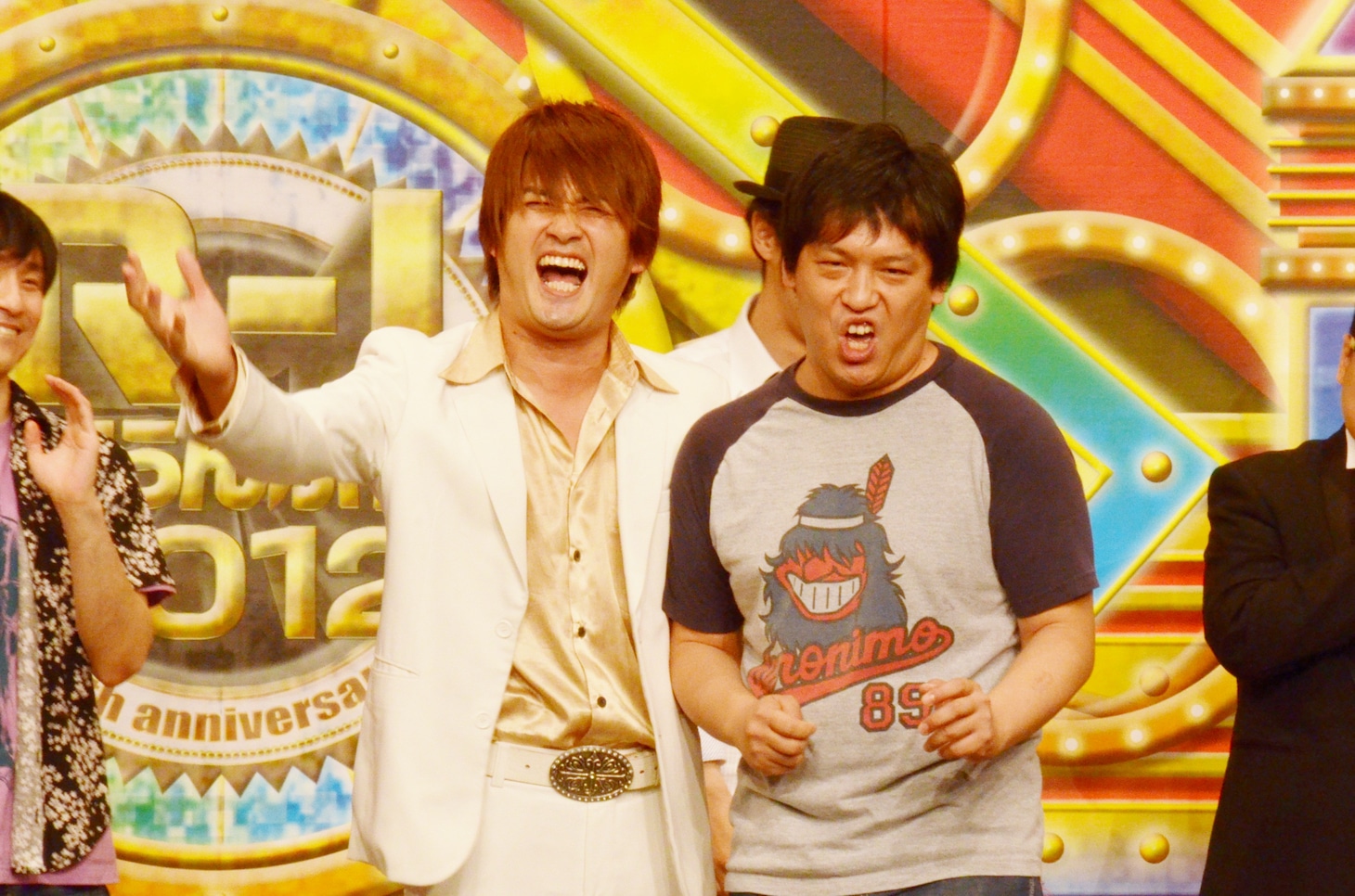 ライブでネタを披露しなかったCOWCOW・山田よし（右）。エンディングでAMEMIYA（左）とともに「冷やし田中邦衛はじめました」の即興コラボを展開した。