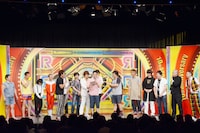 「R-1ぐらんぷり2012　10thアニバーサリーin東京」の出演者たち。写真はエンディングの様子。