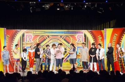 「R-1ぐらんぷり2012　10thアニバーサリーin東京」の出演者たち。写真はエンディングの様子。