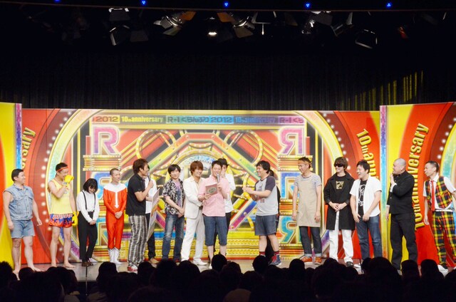 「R-1ぐらんぷり2012　10thアニバーサリーin東京」の出演者たち。写真はエンディングの様子。