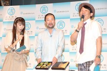 ステージに用意された「関西弁」についてトークを展開する（左から）久嬢由起子、木村祐一、ペナルティ・ヒデ。