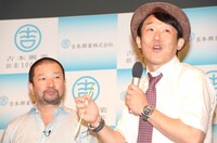 「関西弁」を試食するペナルティ・ヒデ（右）と、木村祐一（左）。
