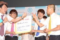 Bコースが披露した「北海道あるある」。ハブ（右端）は「北海道はバッタがデカい！」と力説した。