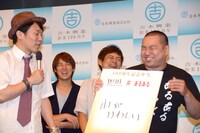 TUBEの「シーズン・イン・ザ・サン」に乗せて「四国あるある」を「山がめっちゃ険しい」と歌い上げた瞬間、ヒデ（左端）にツッコまれたRG（右端）。