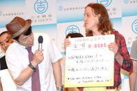 数々の「オーストラリアあるある」を英語交じりで披露し、会場を戸惑わせたチャド・マレーン（右）。