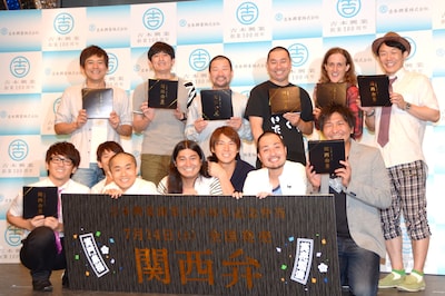 吉本興業創業100周年記念弁当の第1弾「関西弁」の発表記者会見に出席した芸人たち。