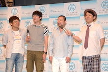 会見後の囲み取材会に出席した（左から）博多華丸・大吉、木村祐一、ペナルティ・ヒデ。