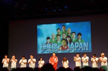 オリジナルDVDシリーズ「伊集院光のばらえてぃー」の発売記念イベントに「伊集院JAPAN」として登場した伊集院光（中央）と、DVDに出演してきた芸人、女性タレント達。