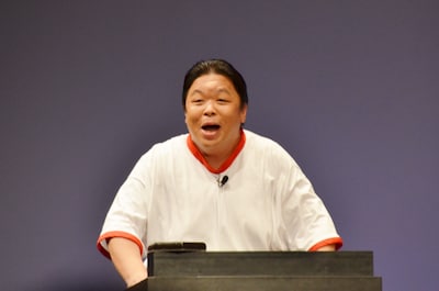 芸人や女性タレント達をDVD同様、ときに翻弄しながらも軽妙にイベントを進行した伊集院光。