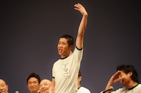 自身の局部のサイズについて説明するイマニヤスヒサ。