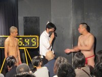 「こいつの靴くっせー対決」で、女性客の靴があまりに匂いがしなかったため「くっせー」の演技ができず「新品？」と言ってしまい負けたRGが、ジャッジ熊谷に同意を求めた場面。