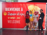 「フジテレビONE presents コスコスング!!! パリパリング!!!JapanEXPO」に出演するトミドコロ（右端）と、アイドリング!!!の橘ゆりか、横山ルリカ、外岡えりか（左から）。