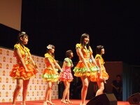 Japan　EXPOのステージに立つアイドリング!!!選抜メンバー。