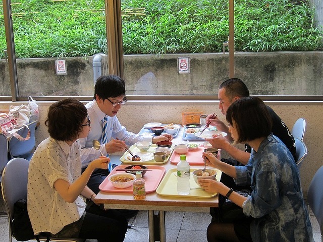 立命館大学の学食で在校生になりきり自然に食事をとるゴエとRG。