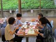 立命館大学の学食で在校生になりきり自然に食事をとるゴエとRG。