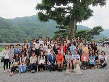 レイザーラモンRG、ザ・プラン9・浅越ゴエ参加の「RGが大学時代を過ごした京都をあるあるを歌いながら巡るミステリーバスツアー」集合写真。かわうそ君嵐山バージョン。