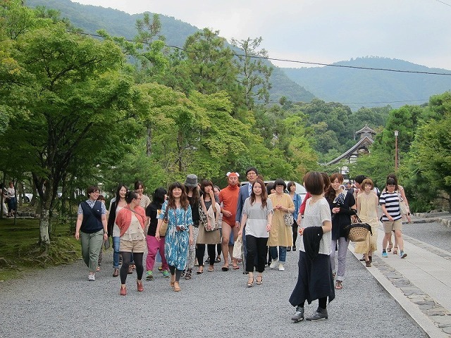 有名な竹林に向かう一行。大人に怒られないようにRGを護衛。途中護衛が途切れカップルが前を通りかかるハプニングに「参勤交代やったら斬られてるよ！」とダメ出しも。
