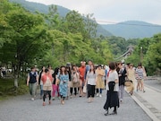 有名な竹林に向かう一行。大人に怒られないようにRGを護衛。途中護衛が途切れカップルが前を通りかかるハプニングに「参勤交代やったら斬られてるよ!」とダメ出しも。