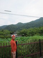 雄大な自然をバックに撮影するかわうそ君。すべてかわうそ君をひきたてるためと解釈しはじめたかわうそ君は「カメラも今日のためにあったのかも」とトリップ。