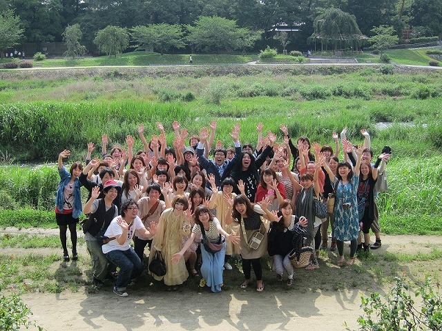 レイザーラモンRG、ザ・プラン9・浅越ゴエ参加の「RGが大学時代を過ごした京都をあるあるを歌いながら巡るミステリーバスツアー」集合写真。金八先生バージョン。