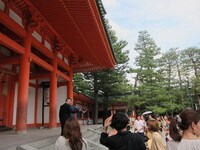 平安神宮で撮影タイム。「平安神宮あるある」はTMネットワークの「Get Wild」にのせて、「基調は赤の柱さ」「庭は砂利でめちゃ歩きにくい」「砂利道は実は防犯効果がある」と連想あるあるに。