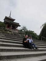 清水寺で、捜査が上手くいかなかった刑事を先輩刑事が慰めるシーンを熱演。