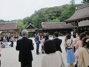お宮参りの赤ちゃんに「あるあるを言う子になりますように」と願をかけるゴエとRG。