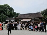 結婚式の親族集合写真にさりげなく参加するゴエとRG。このあと新郎新婦はノリノリでAB蔵ポーズで記念写真。