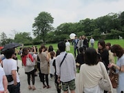 アートフェスの審査員として上賀茂神社に訪れていた京都市長。ゴエとRGを見つけて気さくに握手。