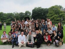 レイザーラモンRG、ザ・プラン9・浅越ゴエ参加の「RGが大学時代を過ごした京都をあるあるを歌いながら巡るミステリーバスツアー」集合写真。京都市長バージョン。