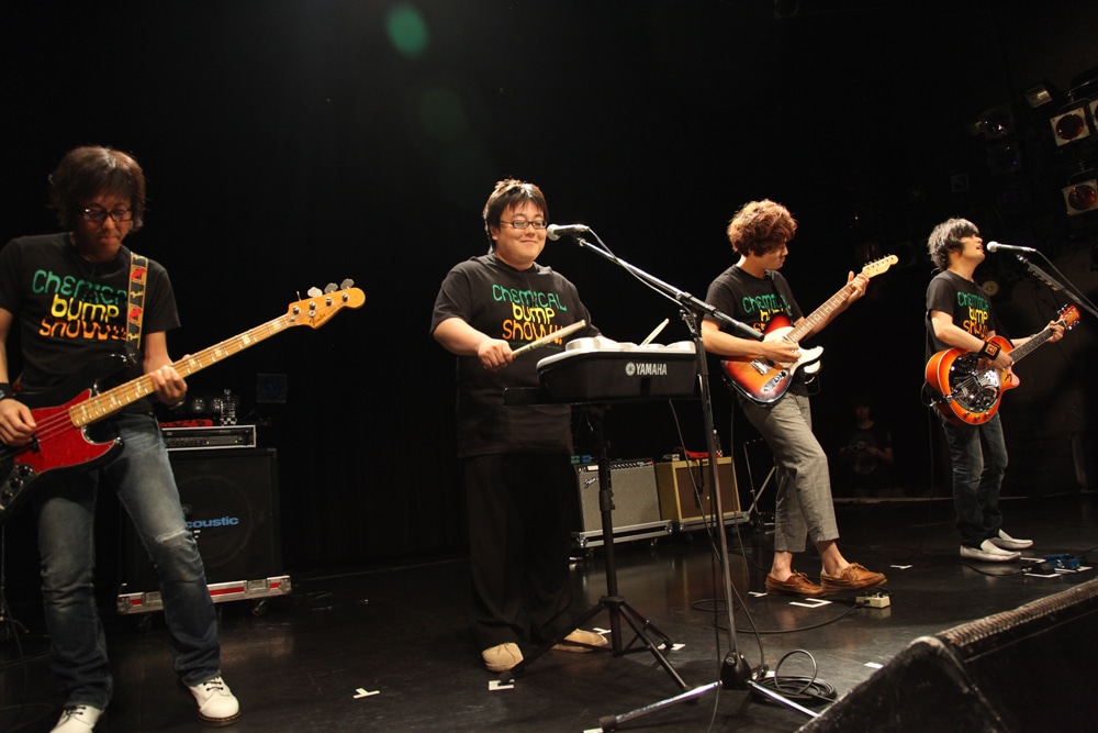 the pillows山中さわおとthe pillowsのサポートベース・鈴木淳とともに漫才やコント、歌を披露したタイムマシーン3号（中央）。