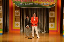 新宿カウボーイ。かねきよのキャラクターを活かした漫才を披露。