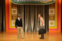 バイきんぐ。15年ぶりに再会した家族2人のコントを披露し、決勝に進出。