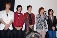 NEVA GIVE UP。刀牙役の須藤もメンバーの一員だ。