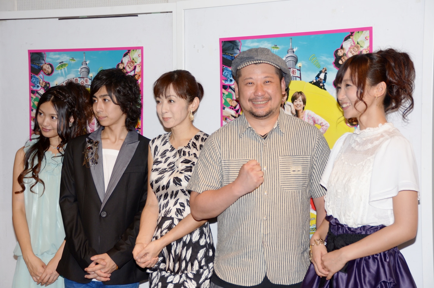 映画「グラッフリーター刀牙」初日舞台挨拶に登壇したケンドーコバヤシ（右から2人目）らキャスト陣。