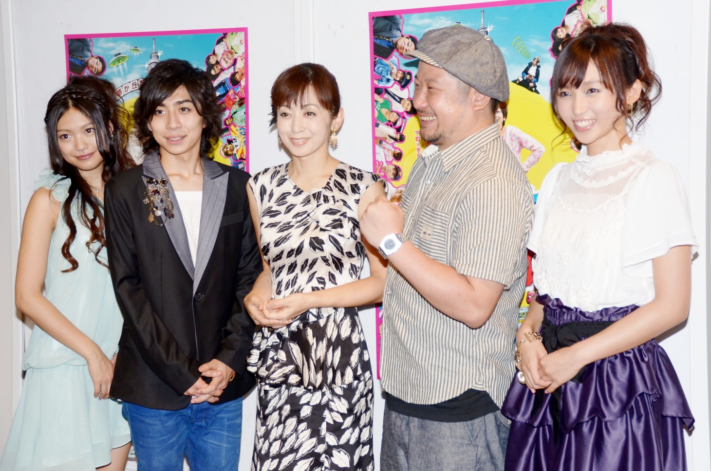 フォトセッションのとき1人だけふざけて目線をあらぬ方向へ向けるケンコバ（右から2人目）。