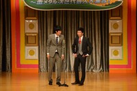 笑撃戦隊。整形手術をテーマにした漫才を披露。